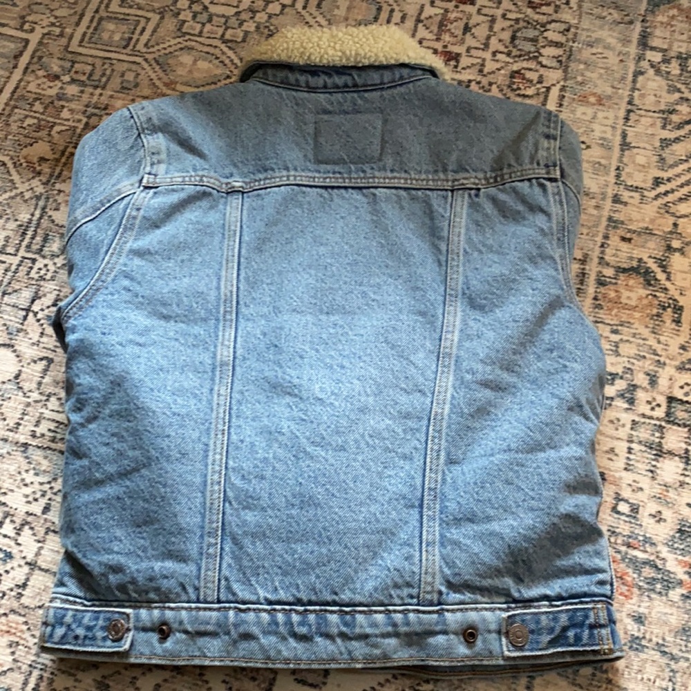 Levi's Light Blue Denim Sherpa Jacket with Cream Collar - Picture 5 of 8